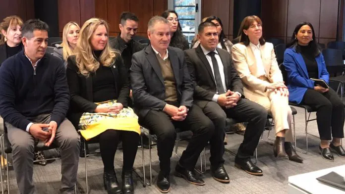 WEB-Firma-convenio-Mujeres-Costureras-2-696x392