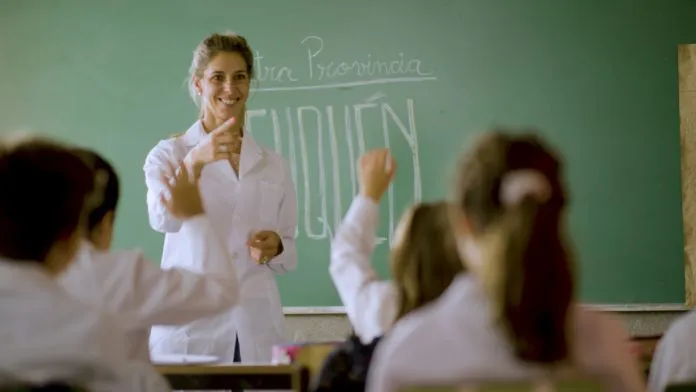 NQN-BECAS-.01_04_30_05.Still027-696x392