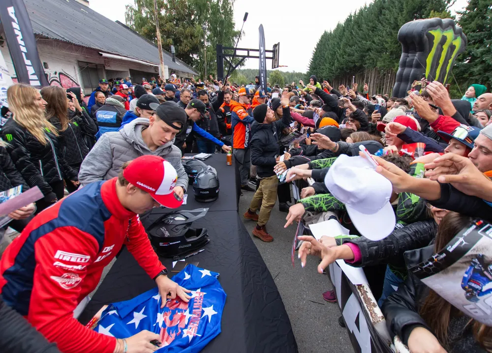 MXGP-2024-firma-de-autografos-pilotos-9932-scaled