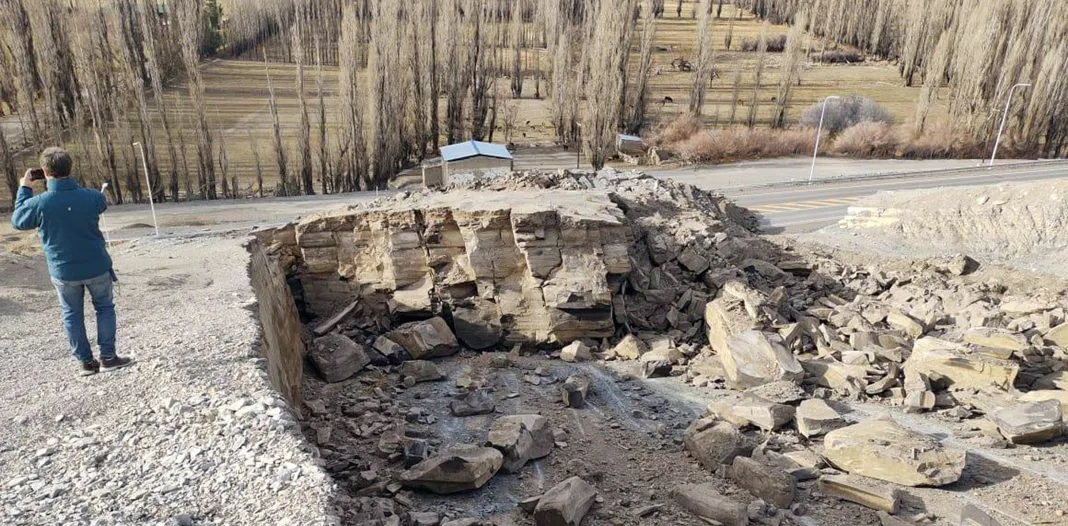 WEB-Piden-la-intervencion-del-SEGEMAR-por-el-derrumbe-en-Chos-Malal-02-1068x526