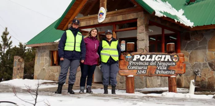 WEB-Marianina-Dominguez-en-Villa-Pehuenia_-coordino-operativo-de-rescate-y-se-reunio-con-intendenta-3-696x344