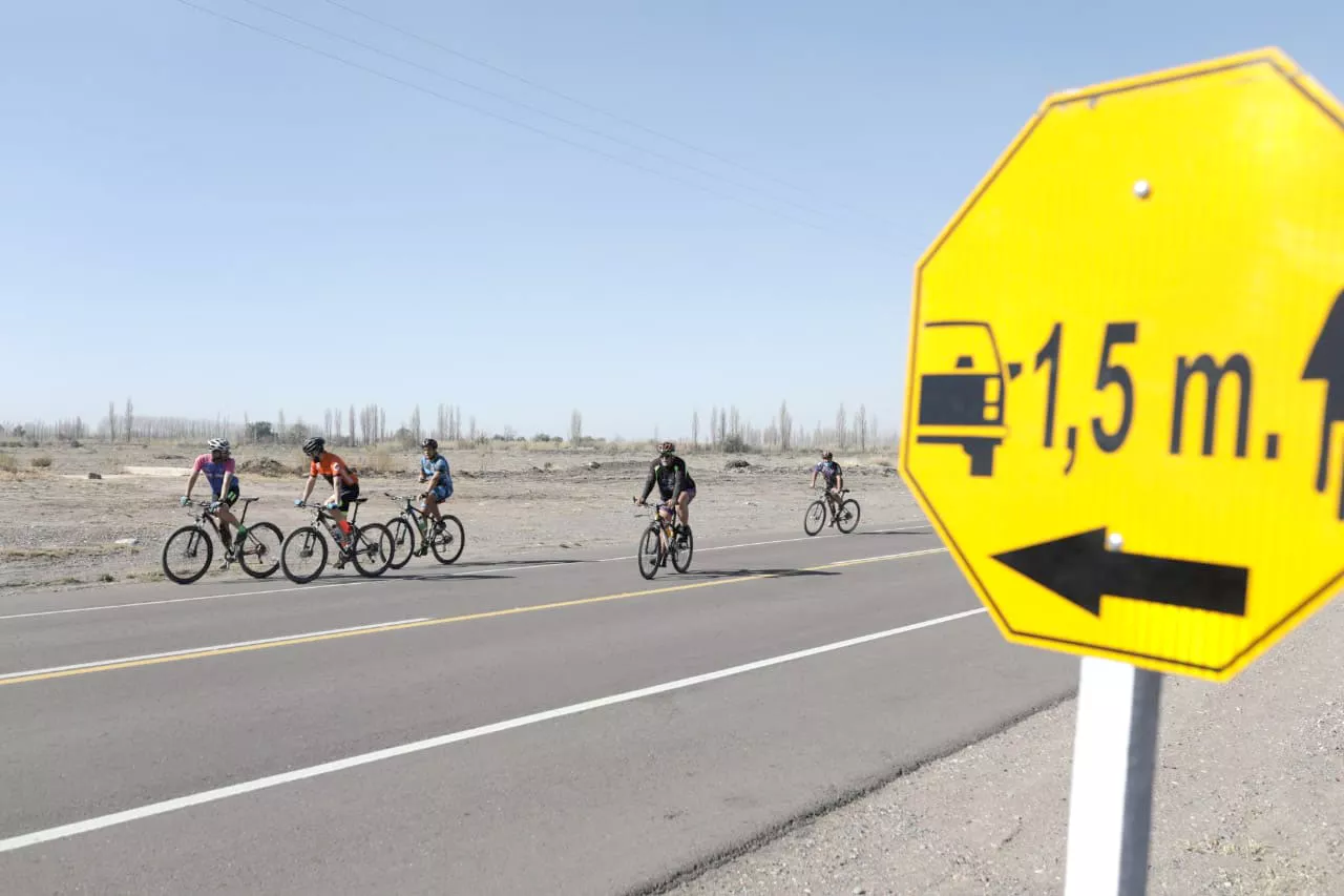 Colocaron-carteles-indicando-la-distancia-de-sobrepaso-a-ciclistas-3