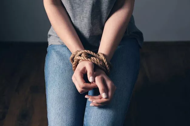 manos-mujer-joven-estan-atadas_391052-1804