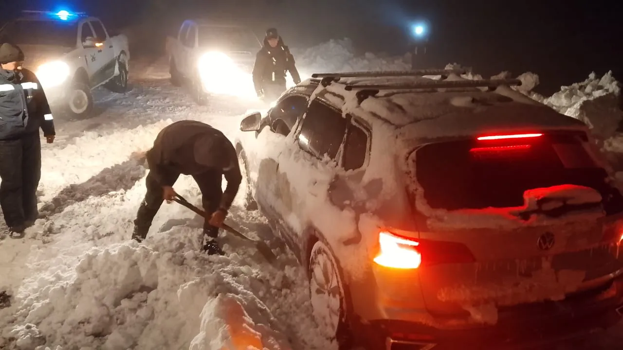 Auxilian a una familia varada en la ruta por la nevada en alta montaña (3)