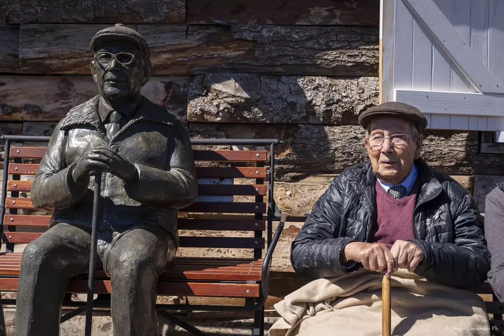 Américo Astete junto a su escultura, homenaje de Chapelco a sus pioneros en el histórico Refugio Graeff 20220211-_7R36146
