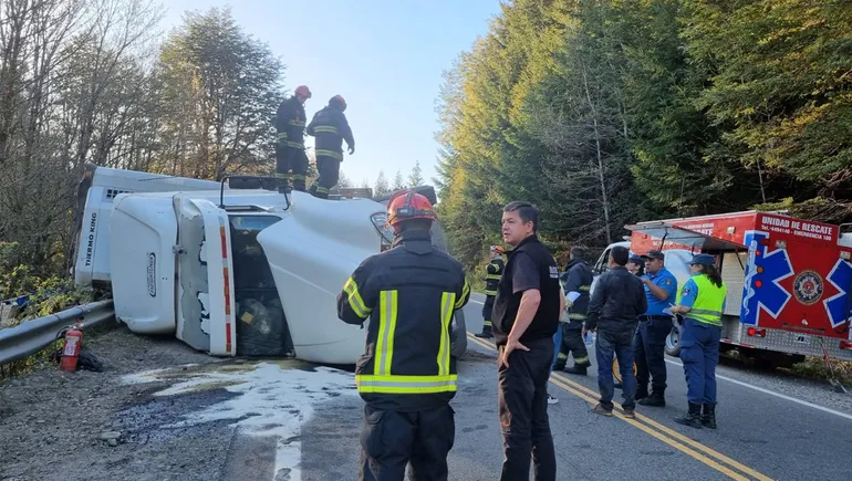 vla-ruta-40-accidente-vuelco-camionjpg