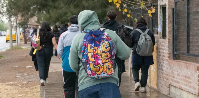 WEB-Min.-Soledad-Martinez-Visita-Escuela-Secundaria-Estudiantes-a-la-salida-de-la-escuela-EPET-N°-5-6-696x344