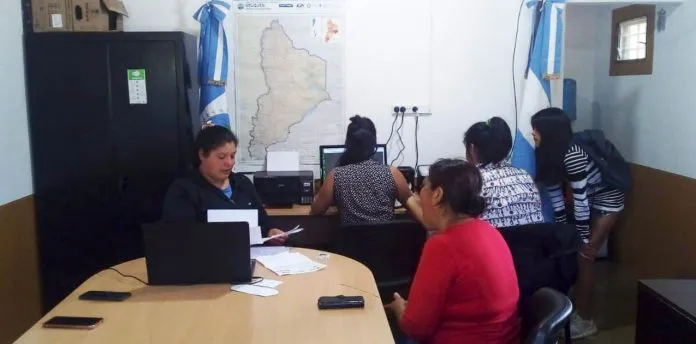 web-se-postularon-a-las-becas-Gregorio-Alvarez-WA01112-696x344