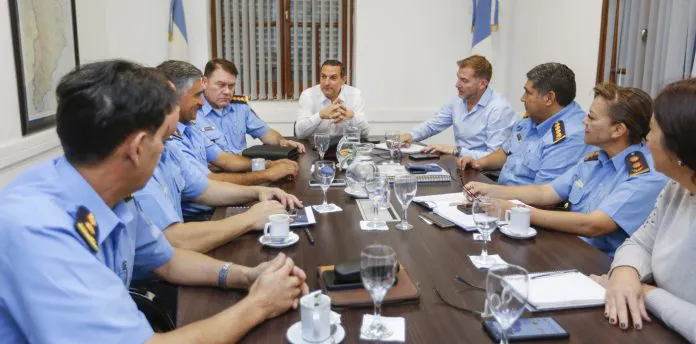 REUNION-MINISTRO-NICOLINI-CON-LA-POLICIA_08A3663_WEB-696x344
