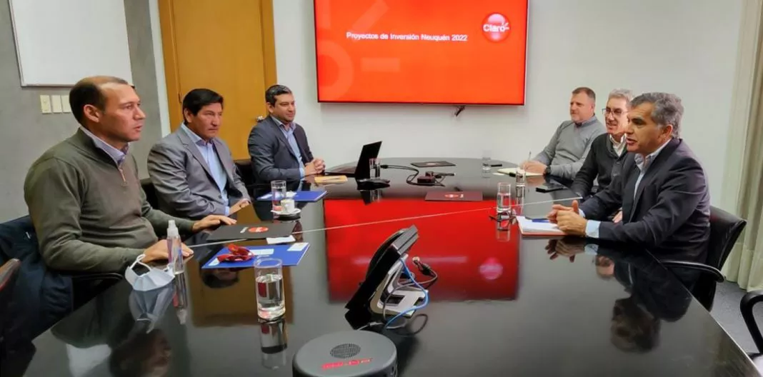 WEB-Omar-Gutierrez-y-el-ministro-Sandro-Badilla-se-reunieron-con-representantes-de-Claro-y-Telefonica-12-AM-1068x528