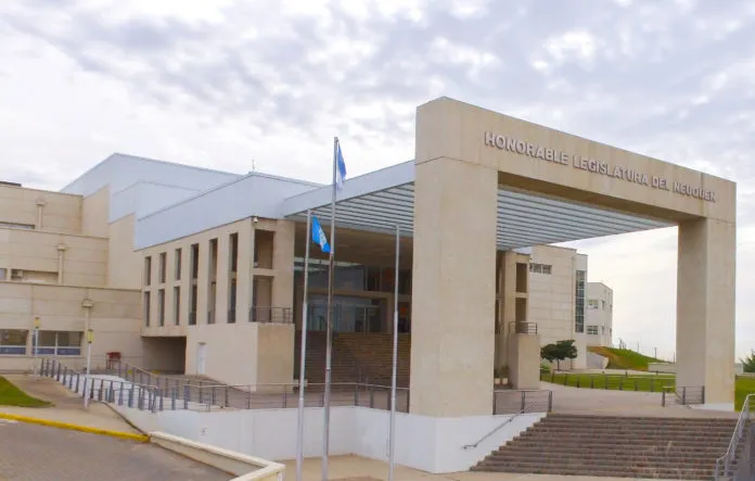 LEGISLATURA_NEUQUEN_-696x443