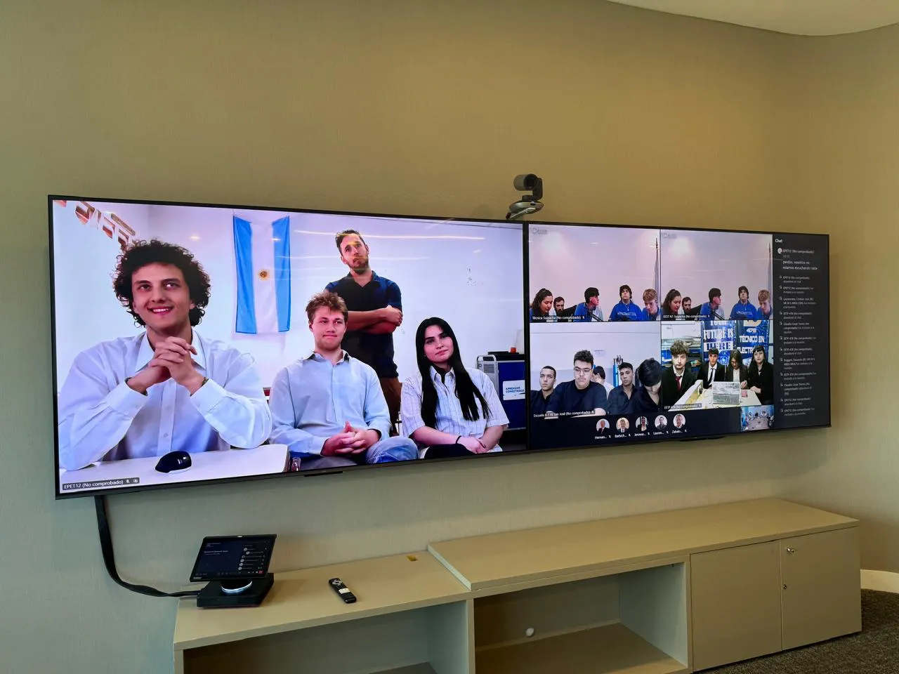 Estudiantes de las escuelas finalistas, en la instancia de evaluación nacional