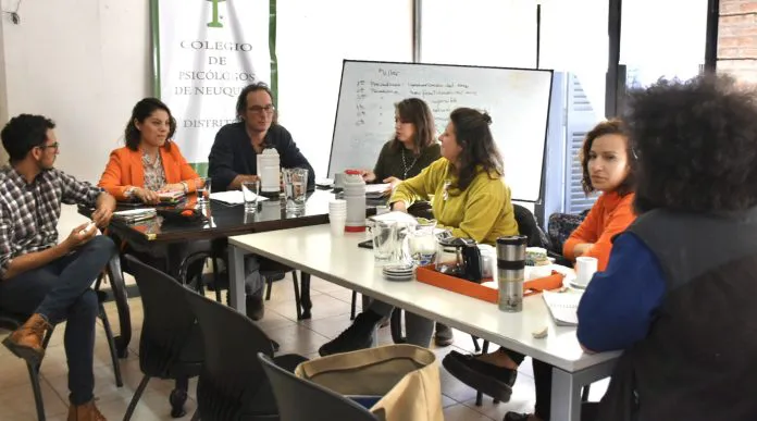 web-Profundizan-articulacion-con-el-colegio-de-Psicologos-por-auditorias-medicas-en-educacion_5827-696x387