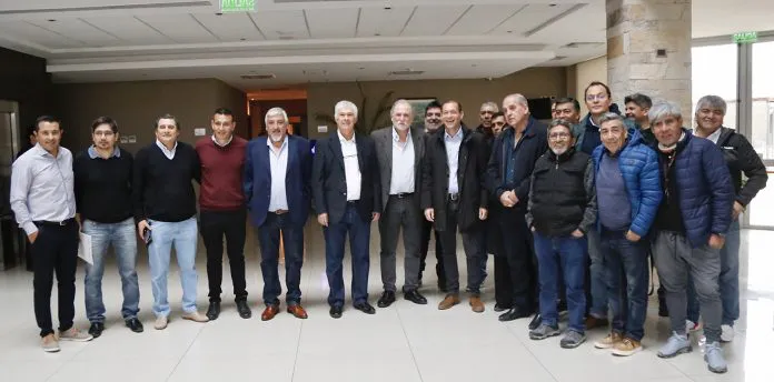 web-GUTIERREZ-CON-TRABAJADORES-FARMACEUTICOS-028E-696x344