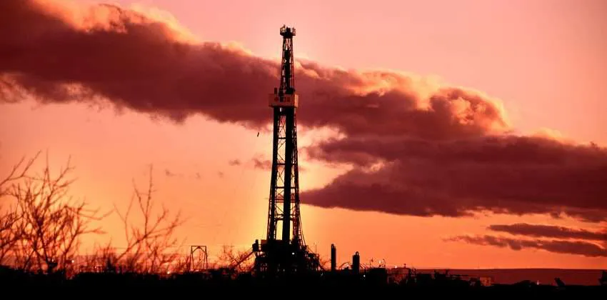 web-Petroleo_Torre-Perforacioncapacitacion-a-prov.-petroleo_003-copia-850x420