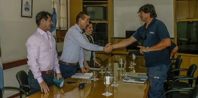 WEB-MINISTRO-TOBARES-FIRMA-CON-VIALES-9775-696x344