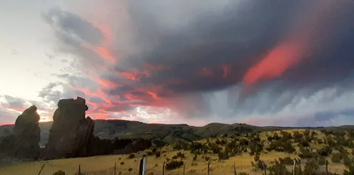 web-atardecer-Roca-agujereada-696x344