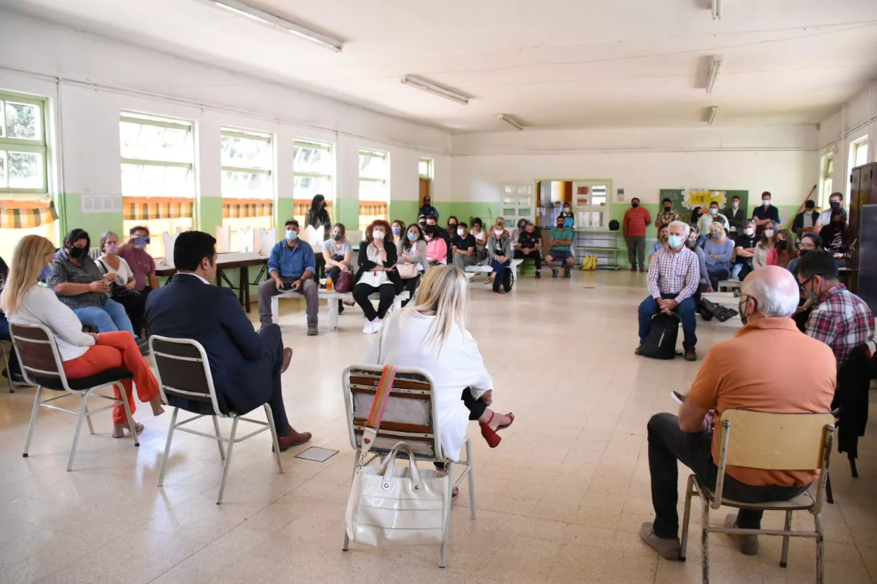 Osvaldo LLANCAFILO reunión Padres Epet 12 San Martin de los Andes_2