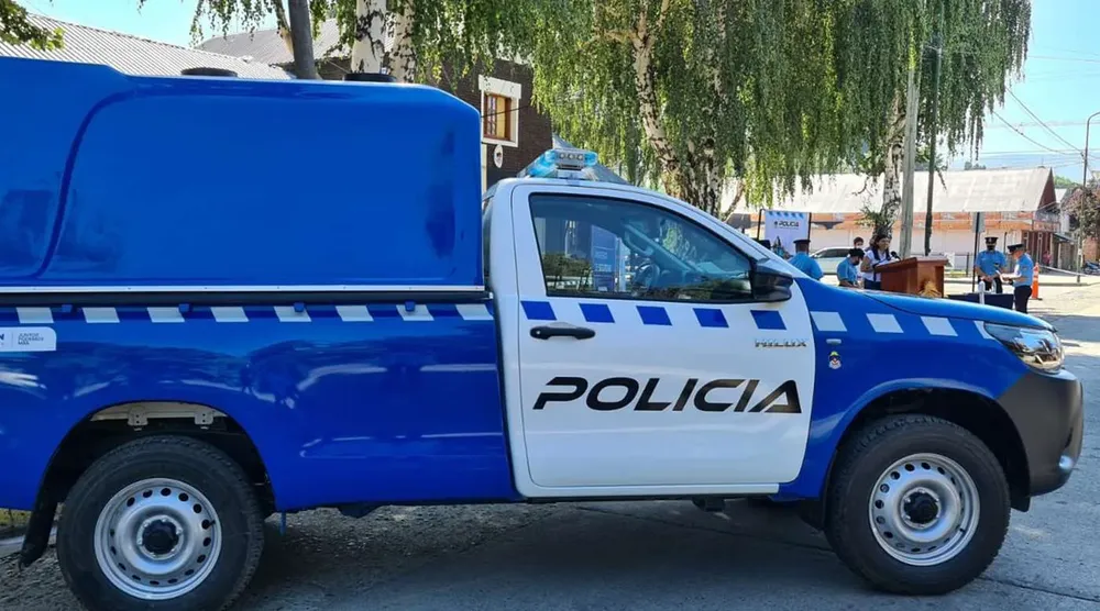 Una-camioneta-y-uniformes-para-Policíade-Junin-de-los-Andes-2022-02-15-at-19.55.59-2